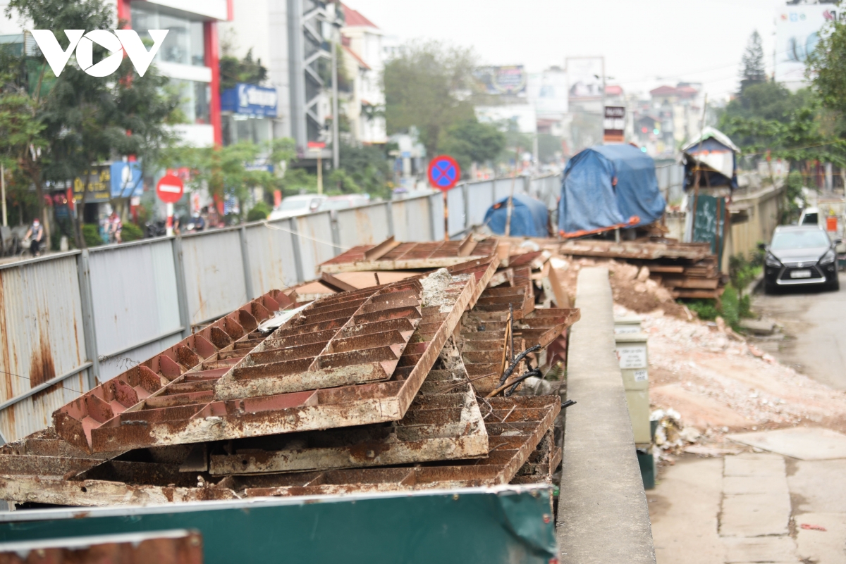 Dự án hơn 800 tỷ đồng ở Hà Nội chậm tiến độ: Nhếch nhác, đe dọa tính mạng người dân - Ảnh 18. Dự án hơn 800 tỷ đồng ở Hà Nội chậm tiến độ: Nhếch nhác, đe dọa tính mạng người dân - Ảnh 18.
