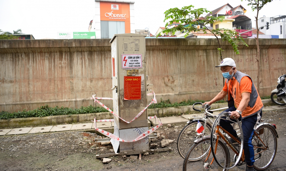 Dự án hơn 800 tỷ đồng ở Hà Nội chậm tiến độ: Nhếch nhác, đe dọa tính mạng người dân - Ảnh 12. Dự án hơn 800 tỷ đồng ở Hà Nội chậm tiến độ: Nhếch nhác, đe dọa tính mạng người dân - Ảnh 12.