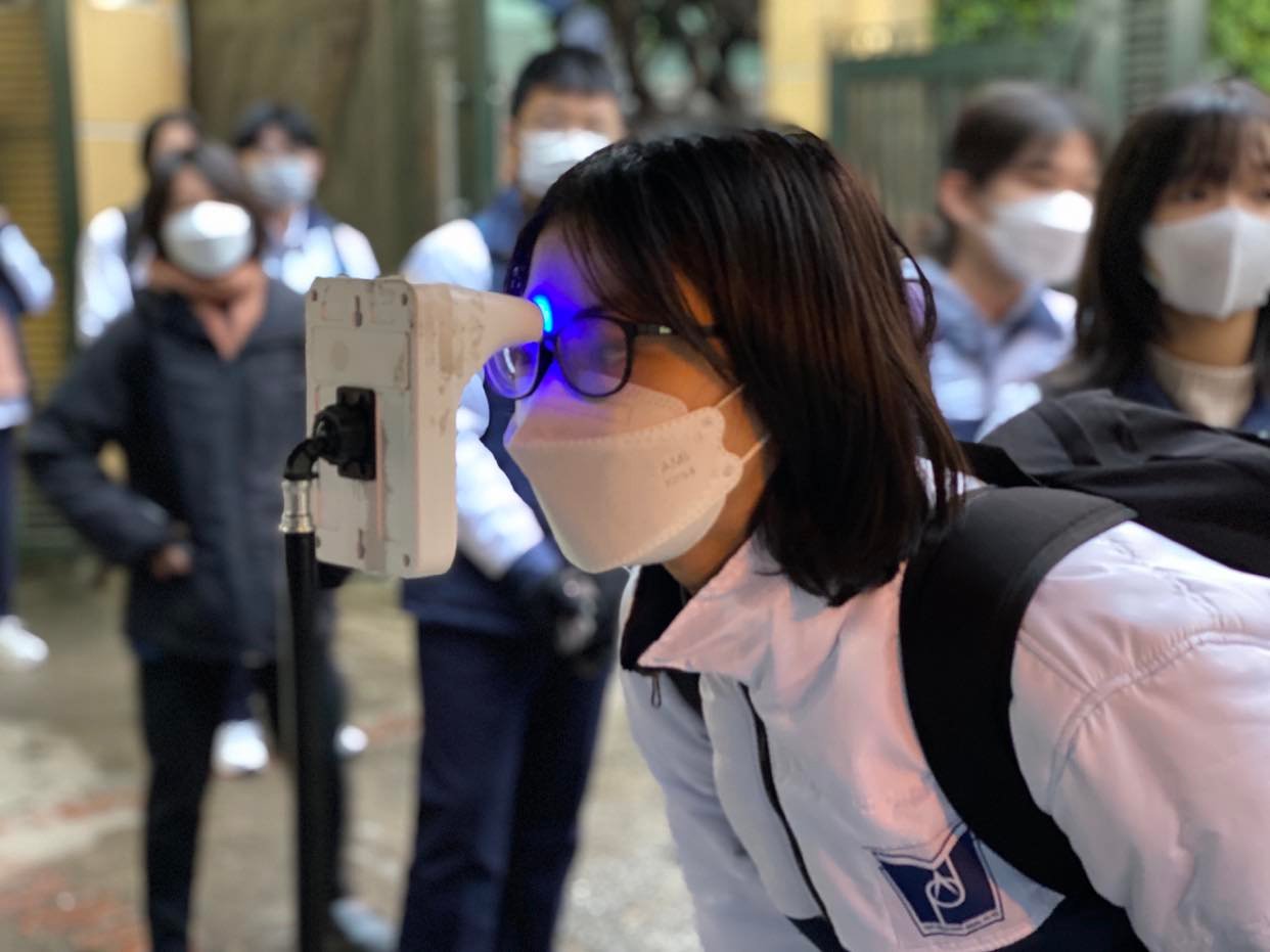 Students from grades 7-12 in Hanoi are allowed to go to school directly - Photo 1.