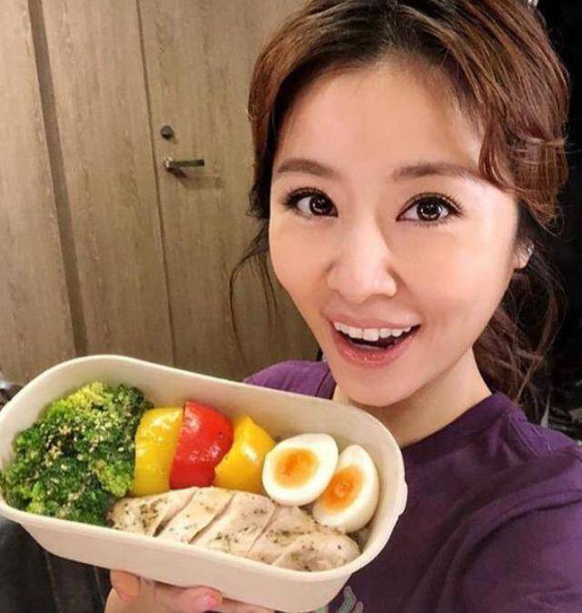 Lâm Tâm Như không quan tâm tuổi tác, điên cuồng giảm cân sau sinh để giữ dáng - Ảnh 3. Lâm Tâm Như không quan tâm tuổi tác, điên cuồng giảm cân sau sinh để giữ dáng - Ảnh 3.