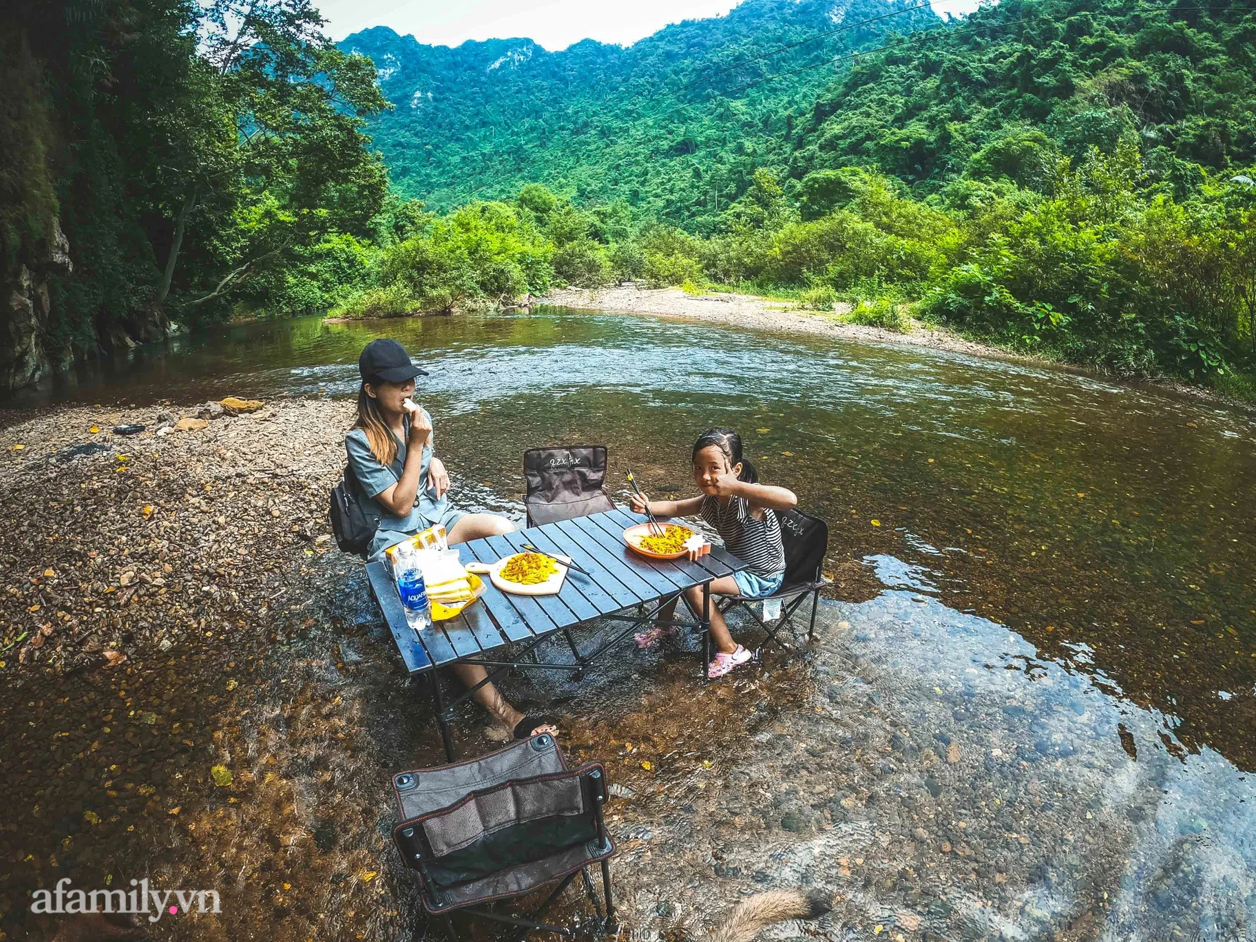 Chuyến du lịch &quot;không tiếp xúc&quot; bằng ô tô di động của gia đình 4 người: Cực chill, an toàn và những trải nghiệm vô cùng đặc biệt - Ảnh 9.