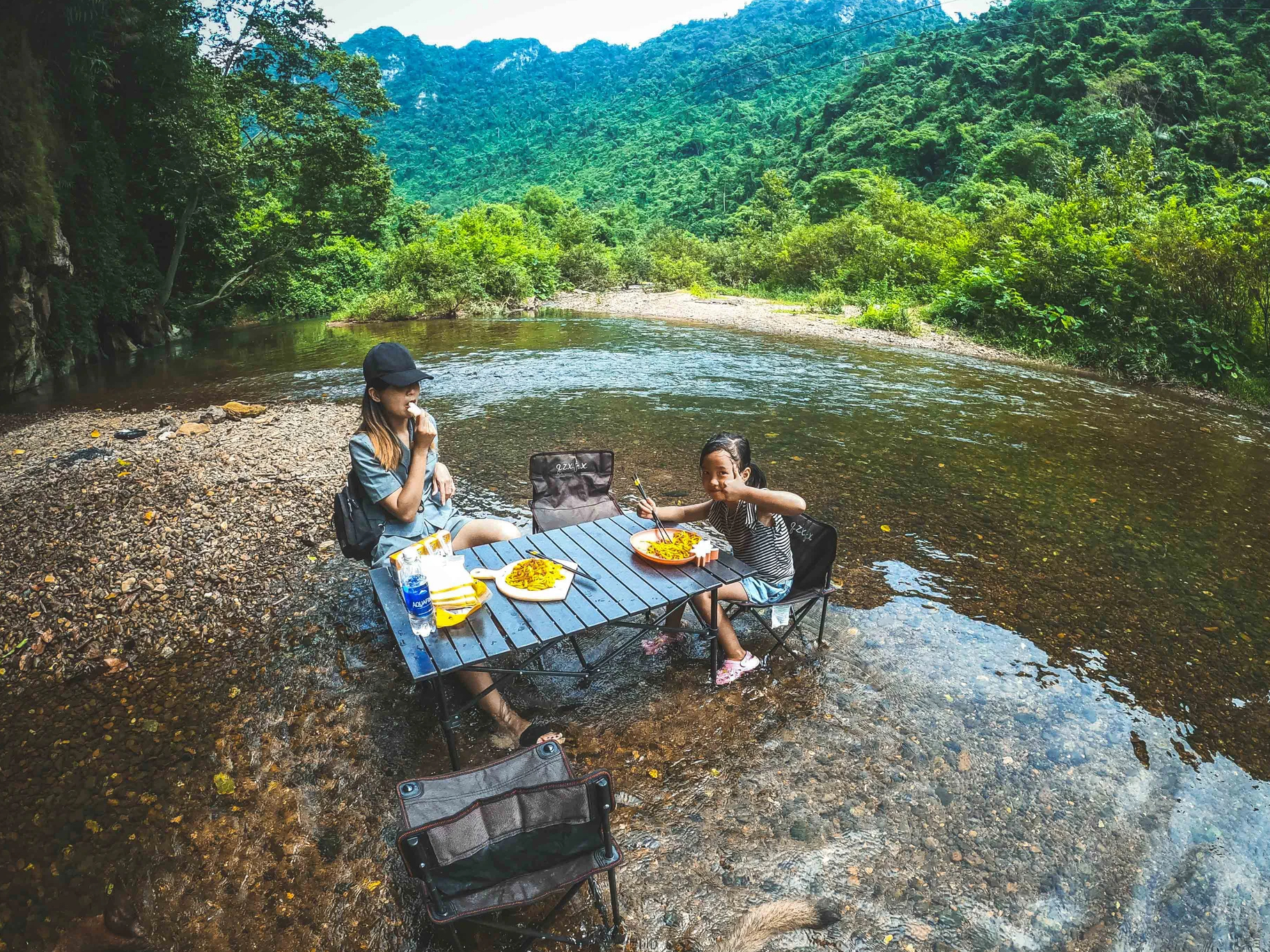 Chuyến du lịch &quot;không tiếp xúc&quot; bằng ô tô di động của gia đình 4 người: Cực chill, an toàn và những trải nghiệm vô cùng đặc biệt - Ảnh 9.