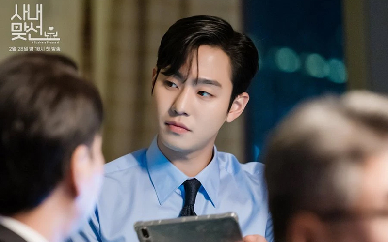 Hẹn h&ograve; chốn c&ocirc;ng sở: Chỉ với 3 sự thay đổi, nhan sắc của Ahn Hyo Seop thăng hạng ầm ầm thế n&agrave;y đ&acirc;y - Ảnh 3.