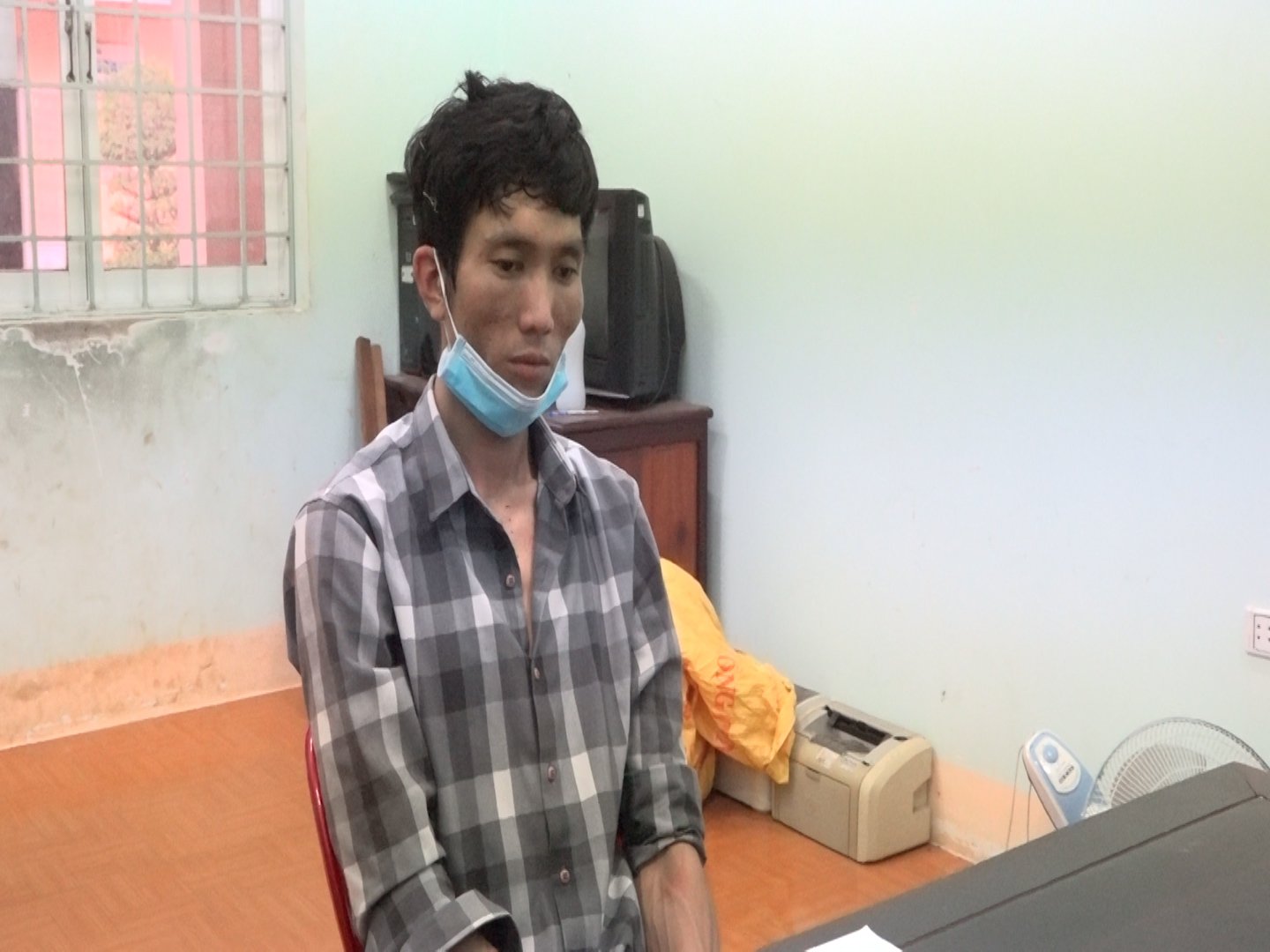 Công an đã bắt nghi can cắt cổ người đàn ông trước cửa nhà ở Bình Phước - Ảnh 1. Công an đã bắt nghi can cắt cổ người đàn ông trước cửa nhà ở Bình Phước - Ảnh 1.