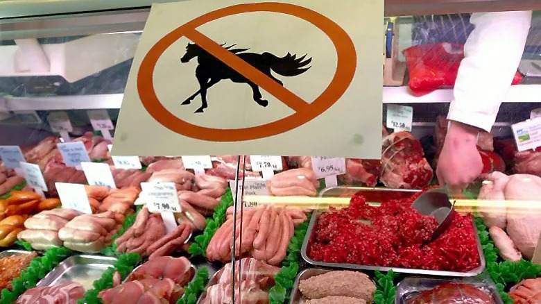 Europeans are indignant when they know that the past decade has been tricked into eating horse meat and beef prices - Photo 1.