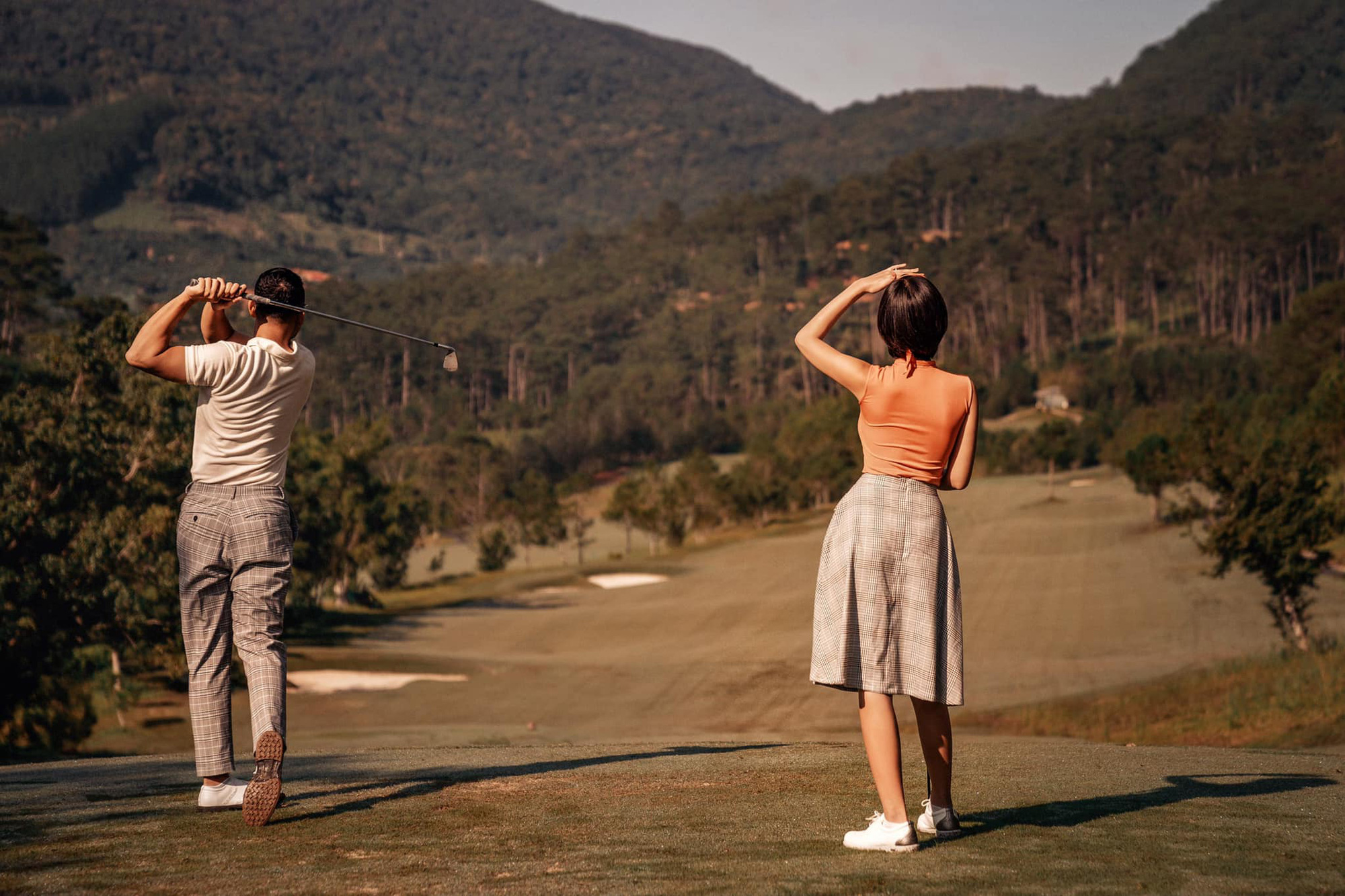 The sister association digs up the love views of famous couples from luxurious golf course check-in to real life - Photo 1. The sister association digs up the love views of famous couples from luxurious golf course check-in to real life - Photo 1.