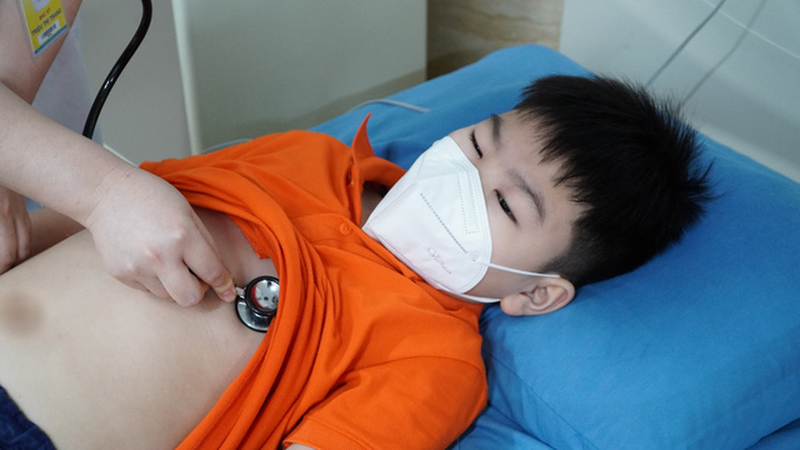 10-year-old boy suffered anaphylaxis after taking a Strepsils pill - Photo 1.