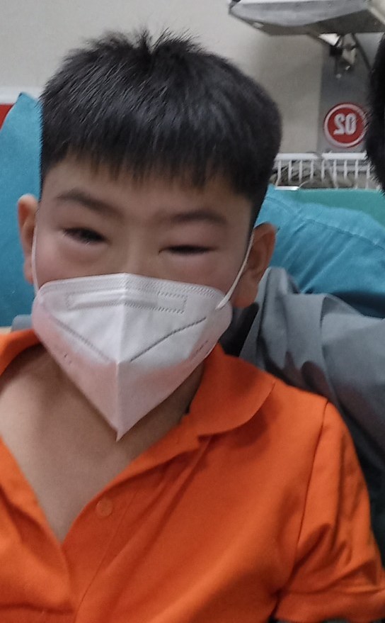 Bé trai 10 tuổi bị sốc phản vệ sau khi ngậm một viên thuốc Strepsils - Ảnh 2.