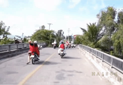 Wearing a skirt and sitting on the side of a motorbike, the woman fell face down on the road - Photo 2.