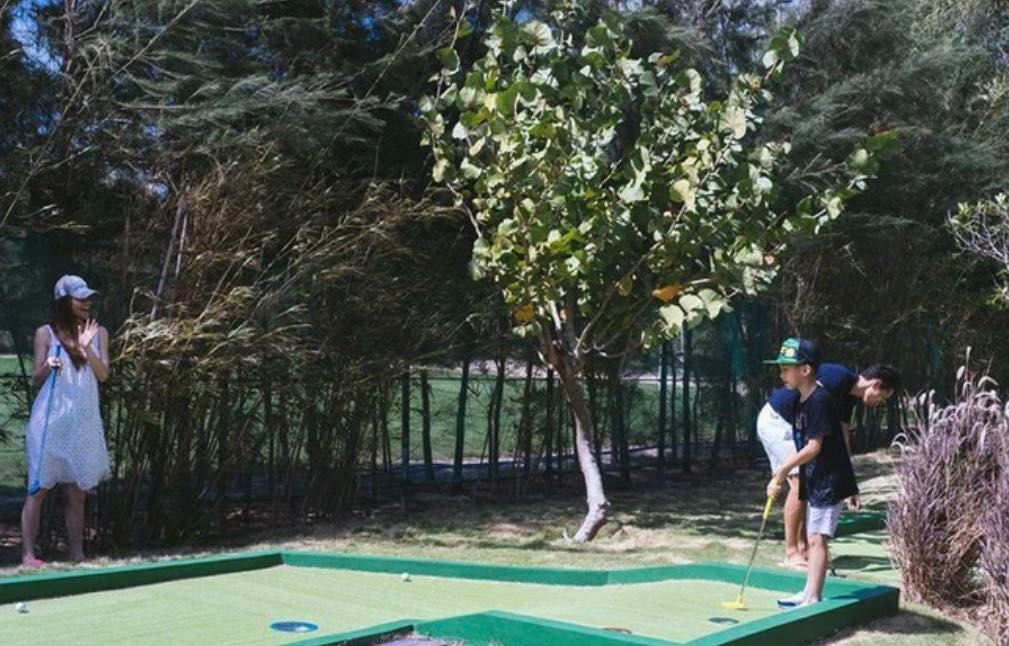 Các nhóc tỳ Việt còn bé đã được chơi bộ môn &quot;đánh Golf quý tộc&quot;: Con gái Cường Đô la sang xịn như tiểu thư, con trai Đan Trường chơi cực chuyên nghiệp - Ảnh 3.