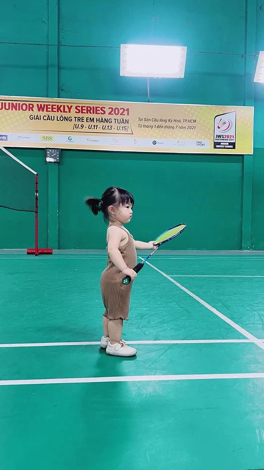 Dong Nhi's mother continues to score points when exercising her children's health from a young age with this sport - Photo 4.