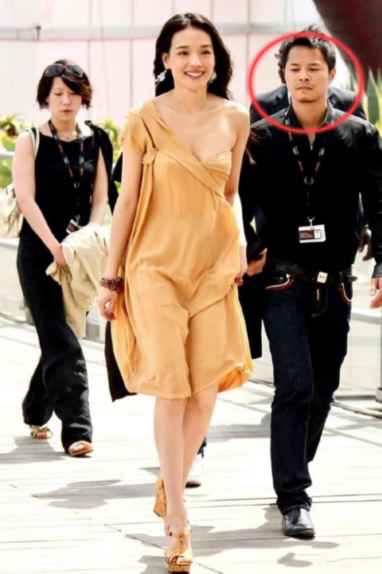 How dangerous is the bad girl Shu Qi wearing a skirt that the bodyguards have to stare at?  - Photo 3.