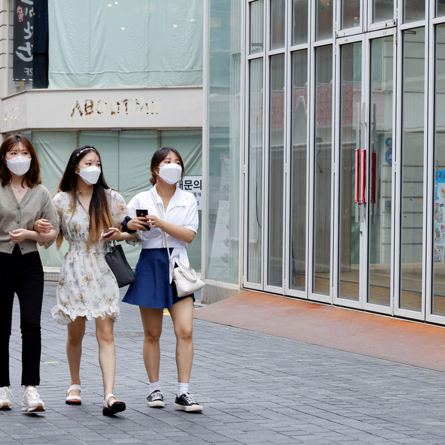 The tragedy of young people who want to buy a house in Korea: Abstaining from spending money, postponing weddings, quitting jobs, selling their souls just to have a place to go in and out - Photo 1.