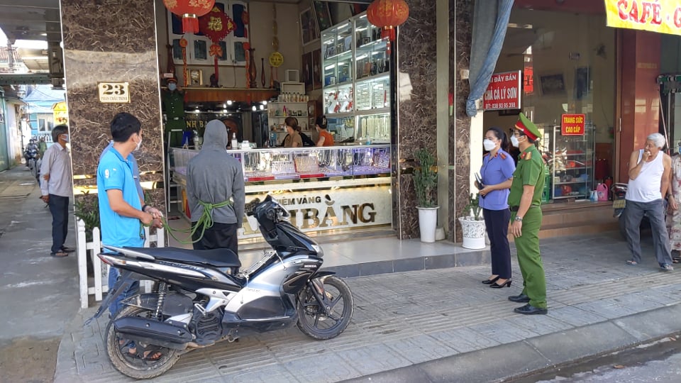 Thanh niên cướp tiệm vàng, về đưa mẹ 500.000 đồng rồi cho người yêu 2 triệu - Ảnh 1. Thanh niên cướp tiệm vàng, về đưa mẹ 500.000 đồng rồi cho người yêu 2 triệu - Ảnh 1.