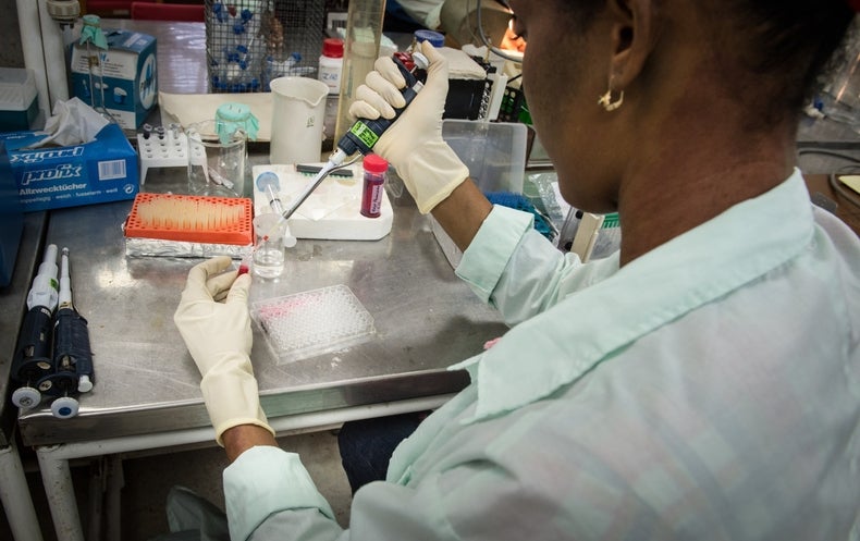 Giới khoa học Cuba lạc quan về kết quả thử nghiệm vaccine điều trị ung thư phổi - Ảnh 1.