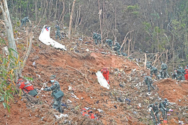 Hot: Many aircraft debris and body fragments of the unfortunate victim were found in the number of planes that crashed in China - Photo 2.