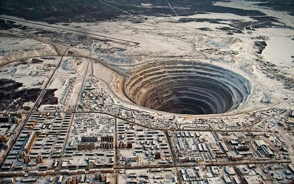 Discover the world's largest diamond mine in Siberia, the output is huge, but every pilot is scared to fly over - Photo 1.