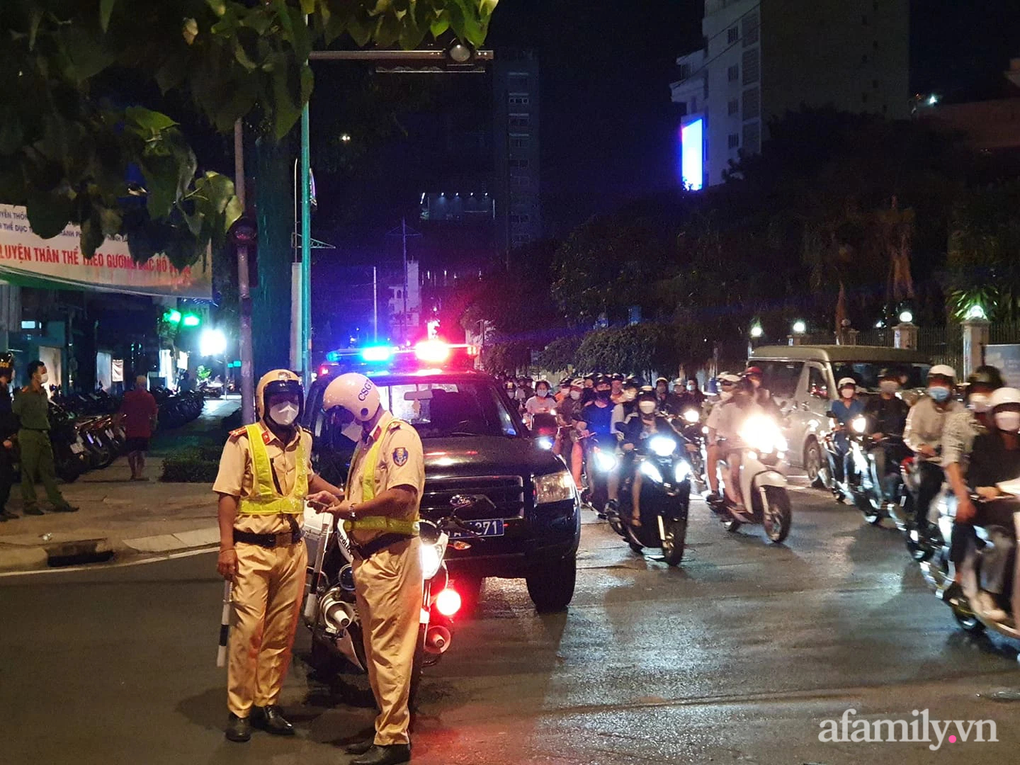 NGAY LÚC NÀY: Hàng trăm người nườm nượp kéo đến quanh biệt thự nhà bà Nguyễn Phương Hằng, cảnh sát lập rào chặn phố Nguyễn Thông - Ảnh 3.