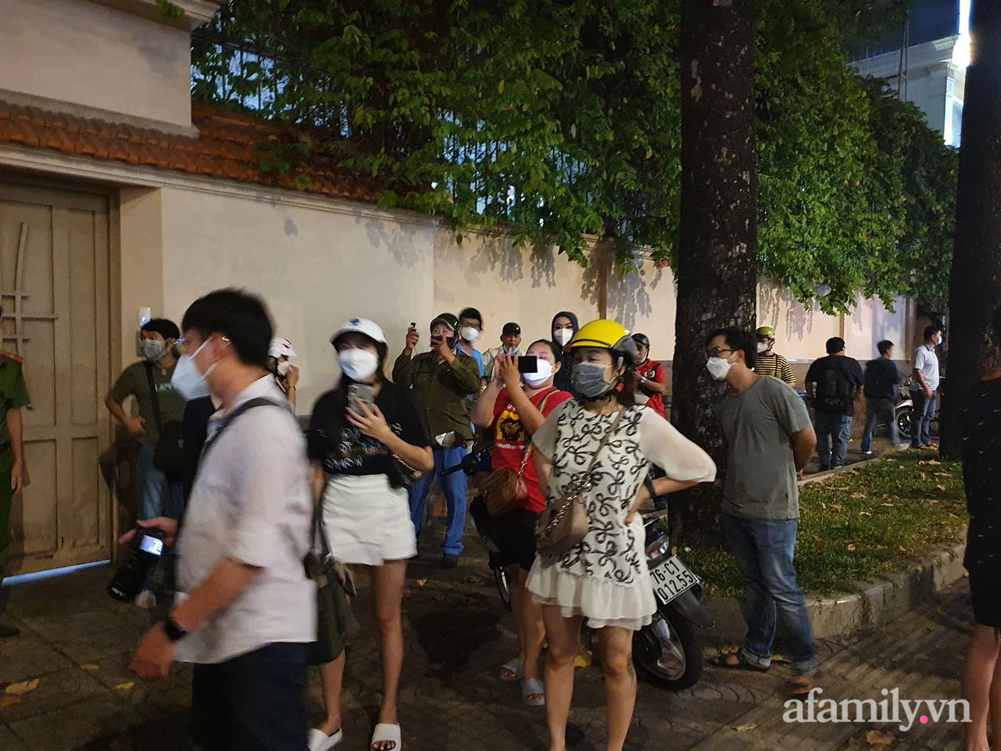NGAY LÚC NÀY: Rất đông người dân và Youtuber có mặt tại biệt thự nhà bà Nguyễn Phương Hằng - Ảnh 4.