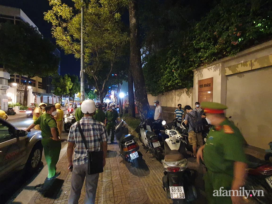NGAY LÚC NÀY: Rất đông người dân và Youtuber có mặt tại biệt thự nhà bà Nguyễn Phương Hằng - Ảnh 7.