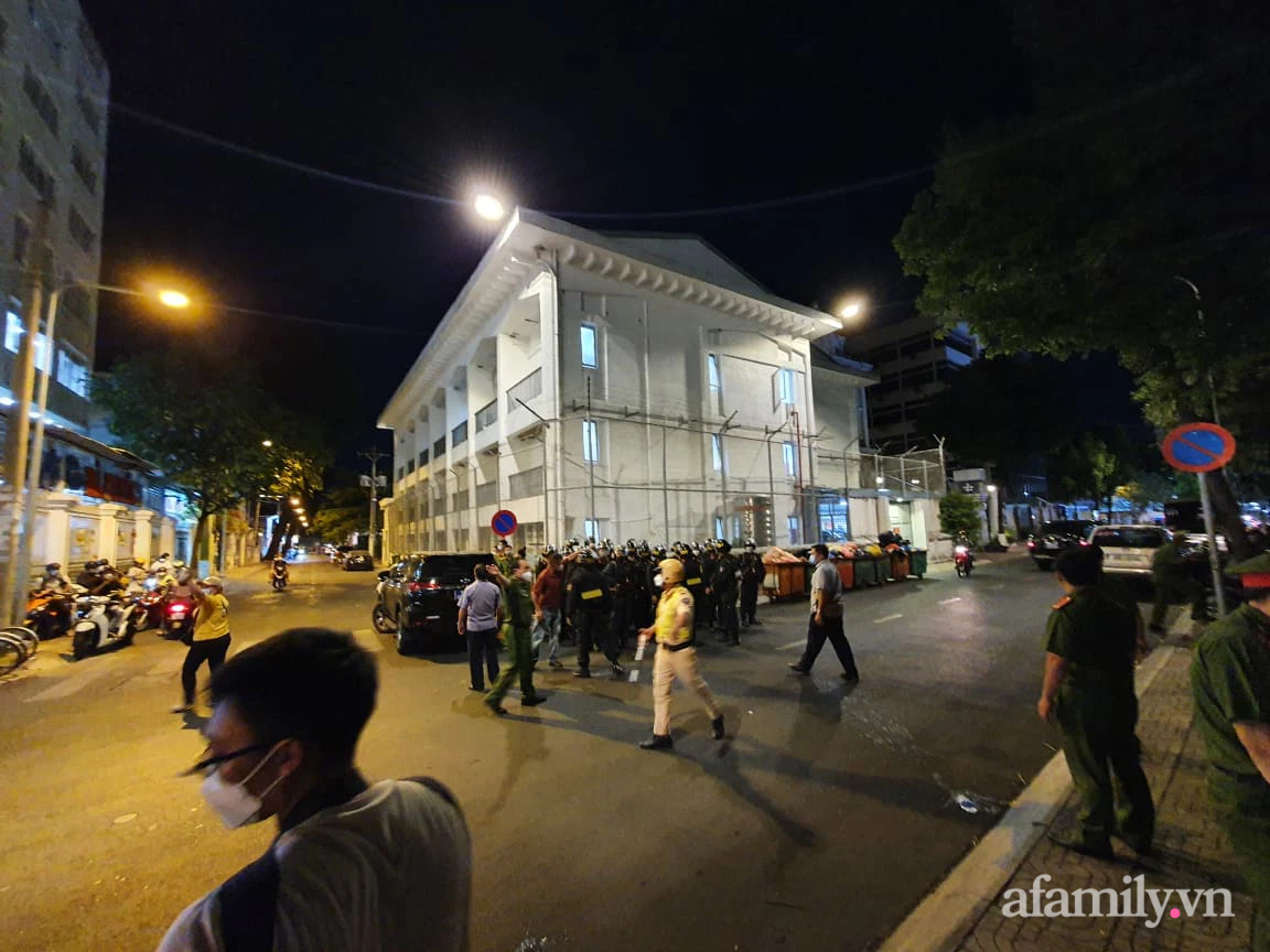 NGAY LÚC NÀY: Rất đông người dân và Youtuber có mặt tại biệt thự nhà bà Nguyễn Phương Hằng - Ảnh 10.