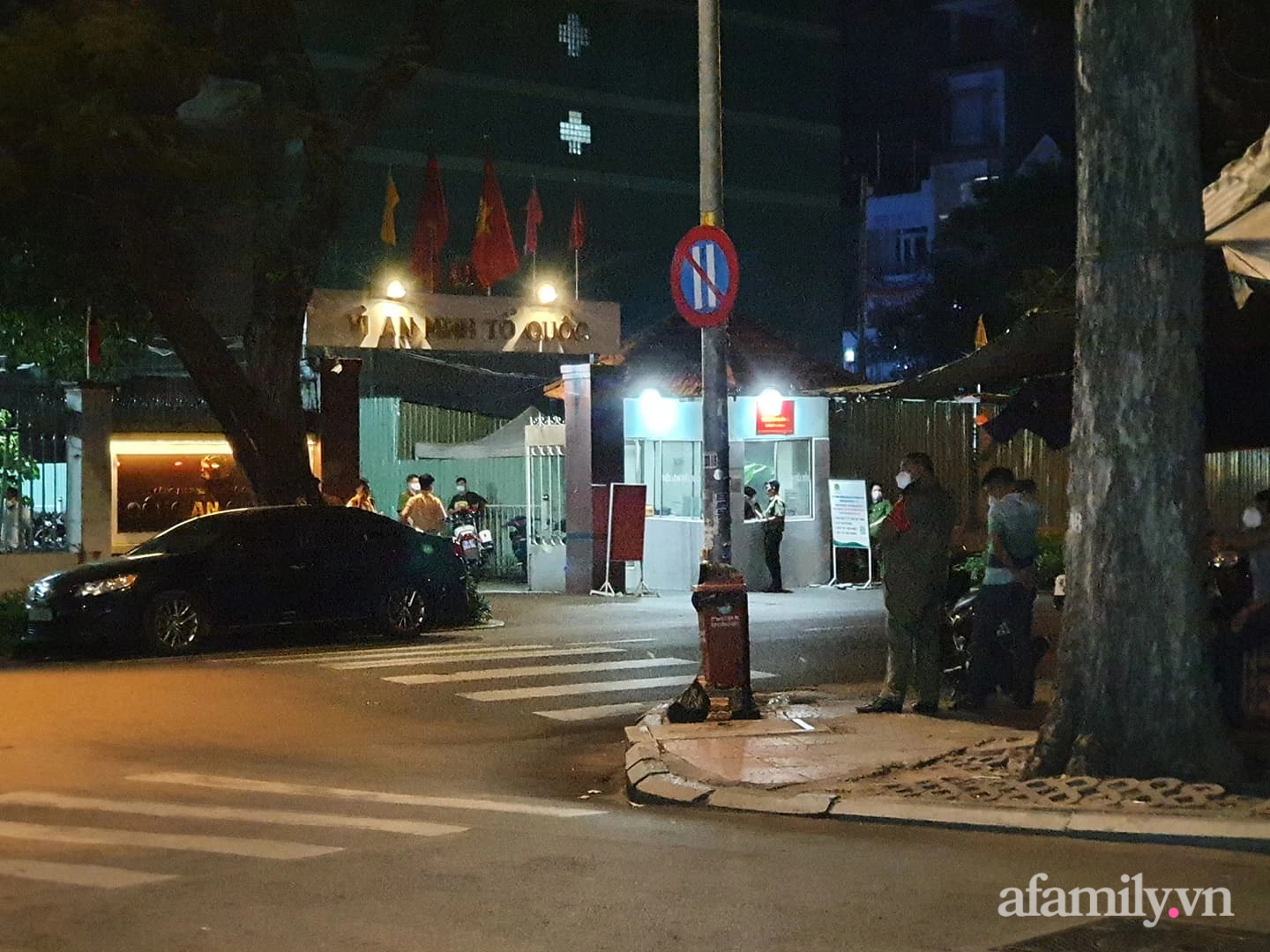 NGAY LÚC NÀY: Hàng trăm người nườm nượp kéo đến quanh biệt thự nhà bà Nguyễn Phương Hằng, cảnh sát lập rào chặn phố Nguyễn Thông - Ảnh 5.