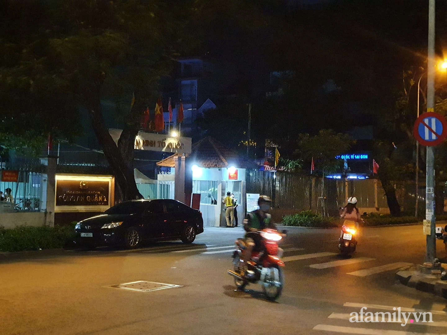 NGAY LÚC NÀY: Hàng trăm người nườm nượp kéo đến quanh biệt thự nhà bà Nguyễn Phương Hằng, cảnh sát lập rào chặn phố Nguyễn Thông - Ảnh 4. NGAY LÚC NÀY: Hàng trăm người nườm nượp kéo đến quanh biệt thự nhà bà Nguyễn Phương Hằng, cảnh sát lập rào chặn phố Nguyễn Thông - Ảnh 4.