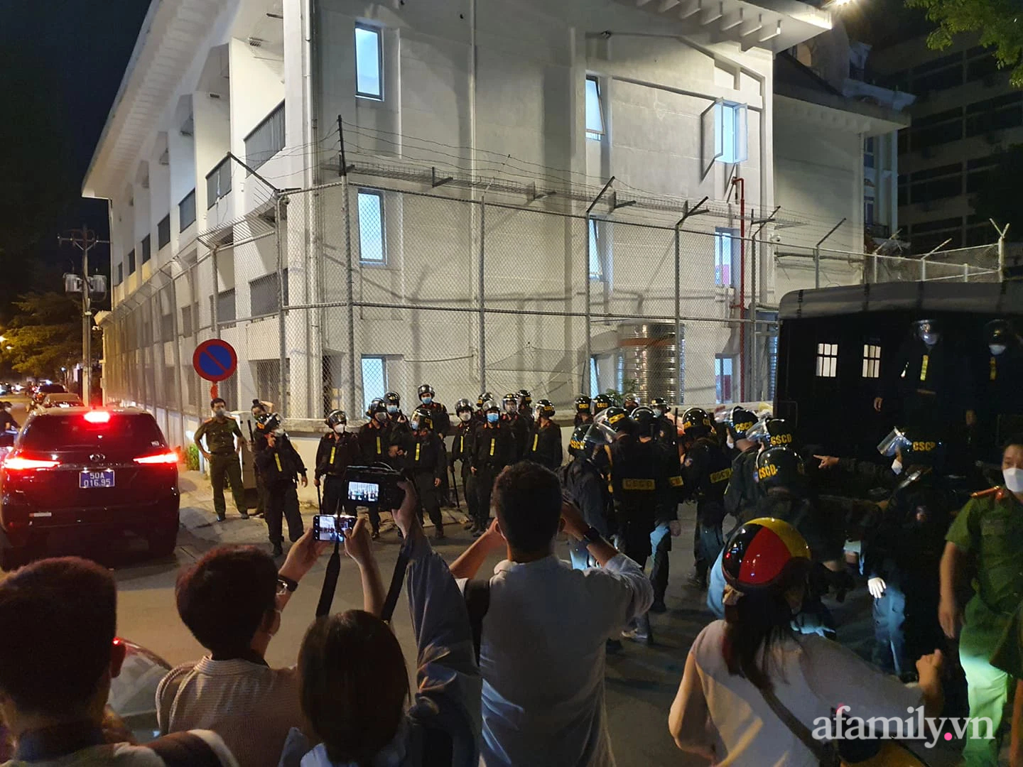 NGAY LÚC NÀY: Rất đông người dân và Youtuber có mặt tại biệt thự nhà bà Nguyễn Phương Hằng - Ảnh 9.