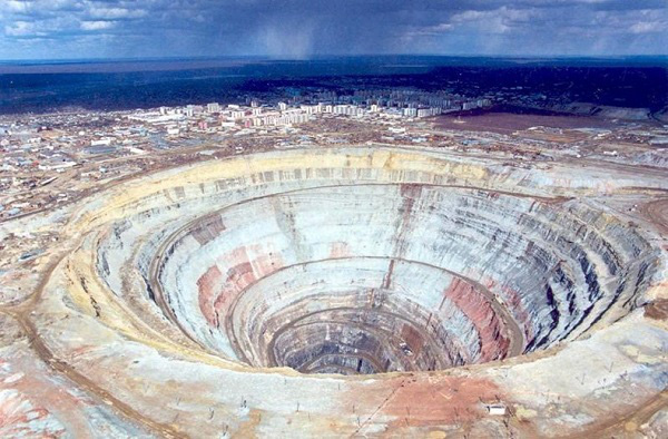 Discover the world's largest diamond mine in Siberia, the output is huge, but every pilot is scared to fly over - Photo 2.