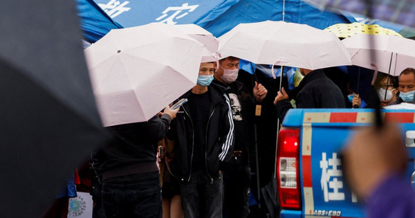 The victim's family first came to the scene of the Chinese Boeing 737 crash: Choking to look at the relic when relatives still had no sound - Photo 1.