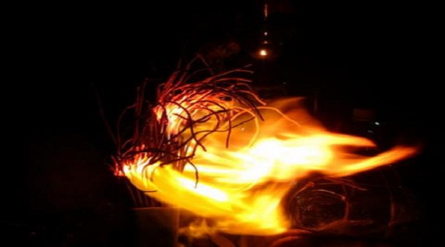 Cháy bát hương dự báo điềm lành hay dữ? Chân nhang bị cháy tiết lộ điều gì? – Nội Thất Hằng Phát