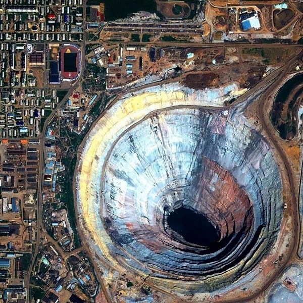 Discover the world's largest diamond mine in Siberia, the output is huge, but every pilot is afraid to fly over - Photo 4.