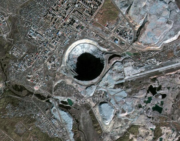 Discover the world's largest diamond mine in Siberia, the output is huge, but every pilot is scared to fly over - Photo 5.