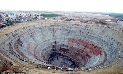 Discover the world's largest diamond mine in Siberia, the output is huge, but every pilot is afraid to fly over - Photo 6.