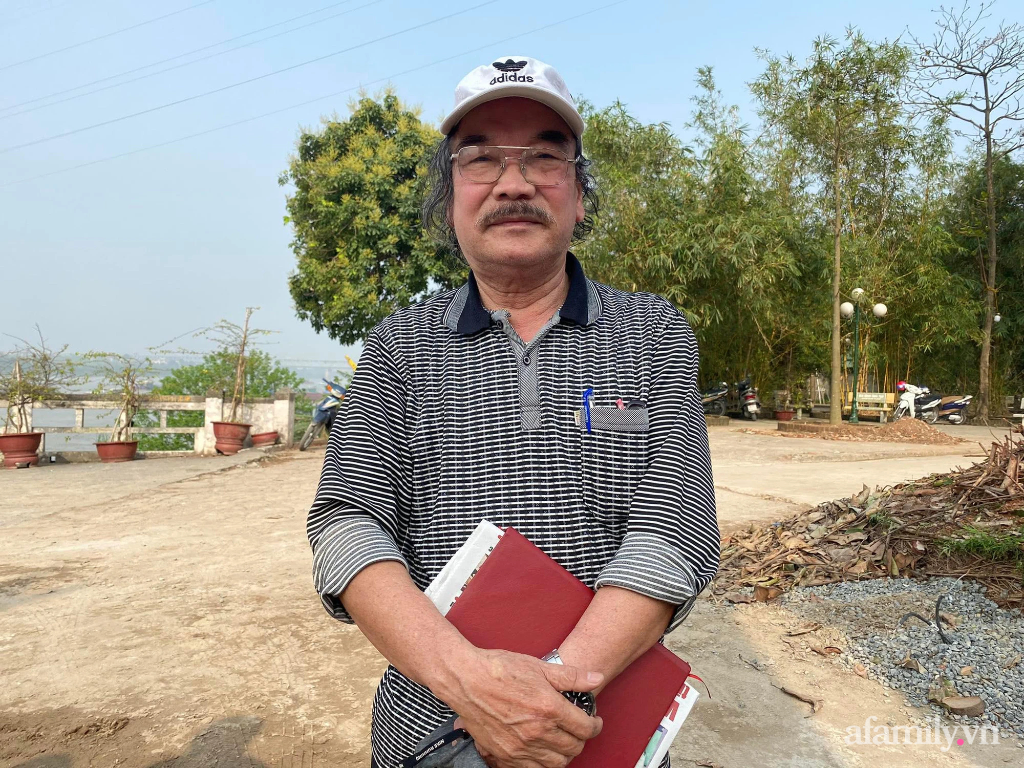 Vụ tu sửa đình Chèm cổ 2000 năm tuổi ở Hà Nội: Bên trong đoàn công tác &quot;họp kín&quot;, bên ngoài người dân tiếc nuối chứng kiến đình bị đào xới &quot;hơi mạnh tay&quot; - Ảnh 3.