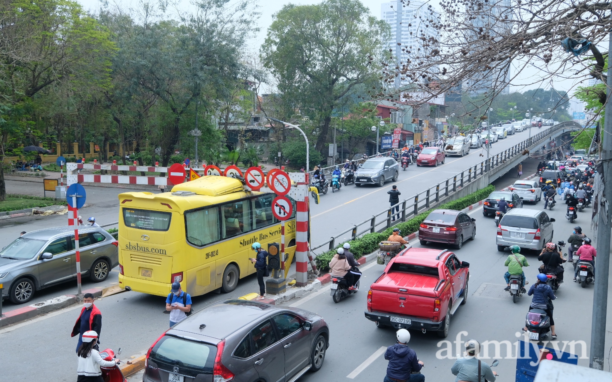 Ignoring the warning sign, the bus driver crashed into the height limiter of the Tay Son overpass - Chua Boc - Photo 2.