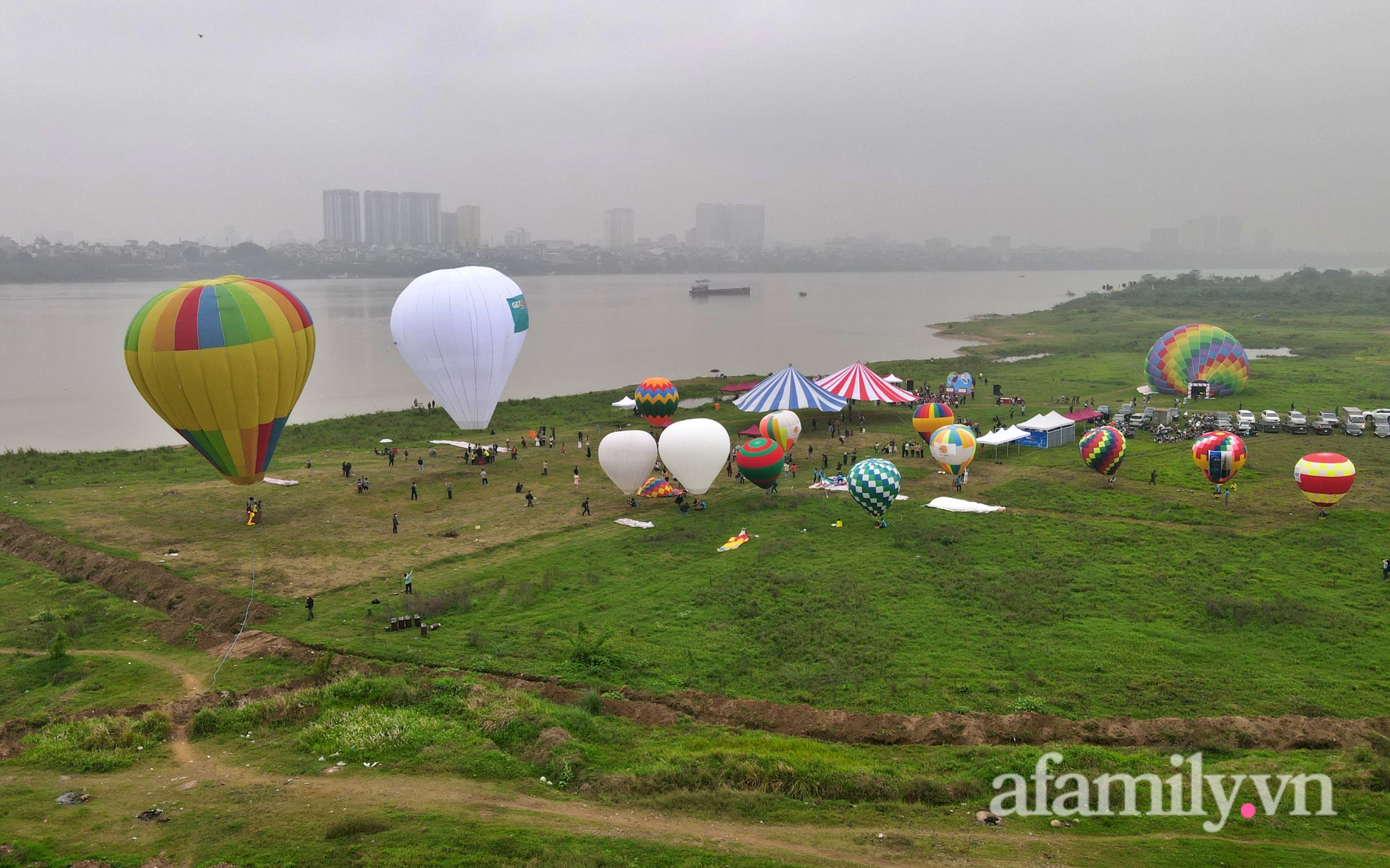 Lần đầu tiên tổ chức Ngày hội khinh khí cầu tại Hà Nội: Nhanh chân đến để trải nghiệm khoảnh khắc hiếm có ngắm thành phố từ trên cao - Ảnh 12.