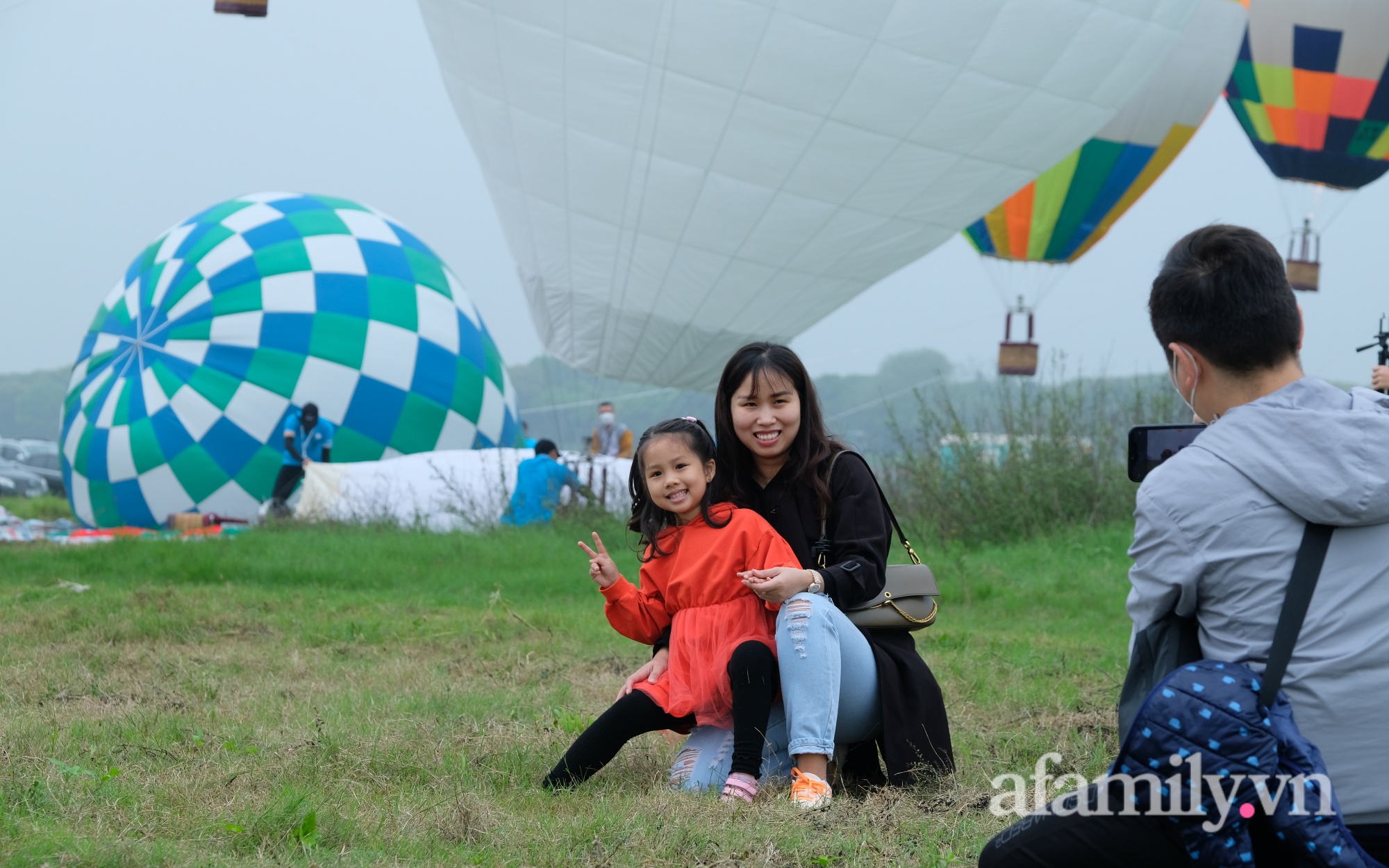 Lần đầu tiên tổ chức Ngày hội khinh khí cầu tại Hà Nội: Nhanh chân đến để trải nghiệm khoảnh khắc hiếm có ngắm thành phố từ trên cao - Ảnh 8.