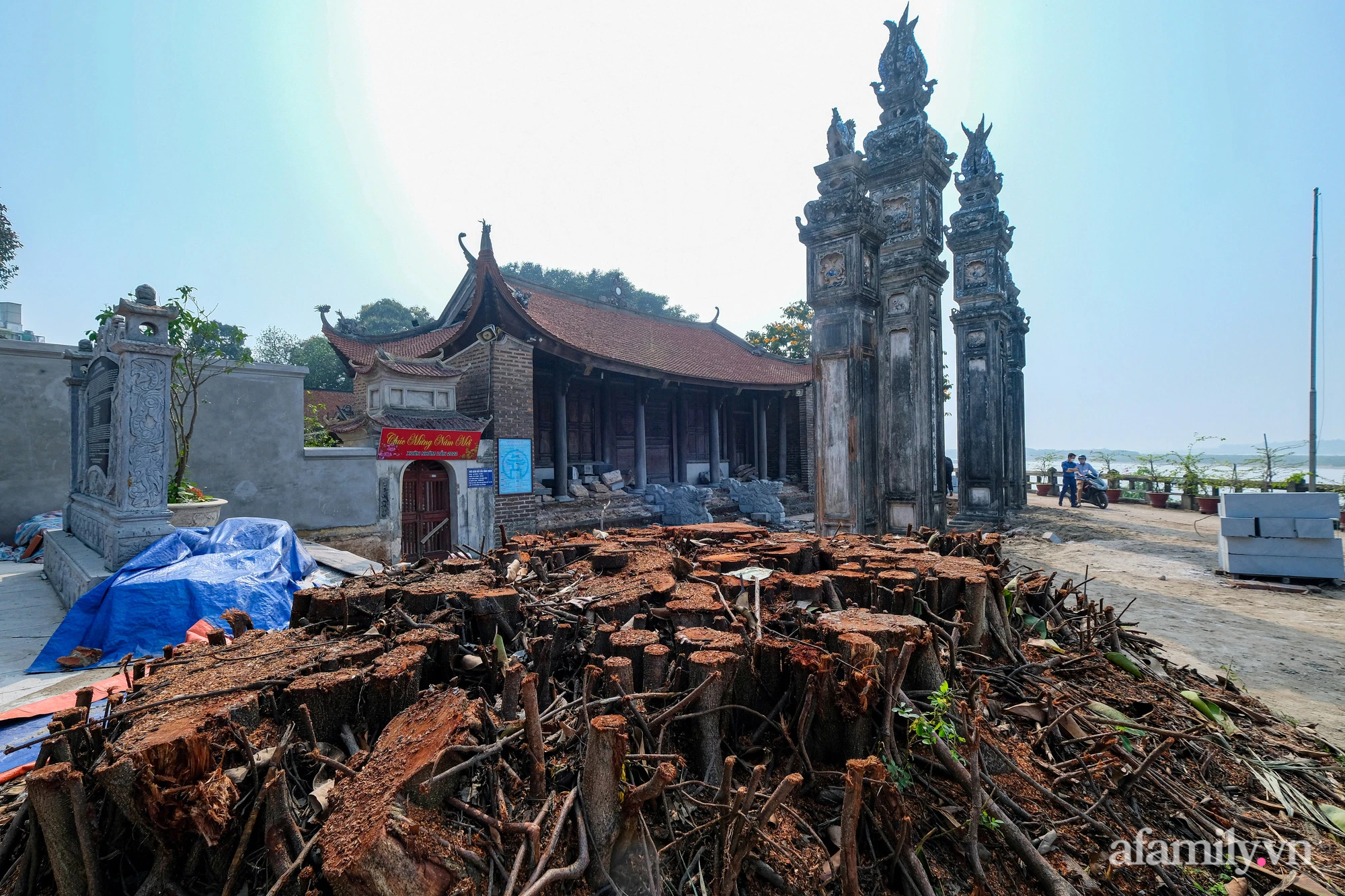 Vụ tu sửa đình Chèm cổ 2000 năm tuổi ở Hà Nội: Bên trong đoàn công tác &quot;họp kín&quot;, bên ngoài người dân tiếc nuối chứng kiến đình bị đào xới &quot;hơi mạnh tay&quot; - Ảnh 1.