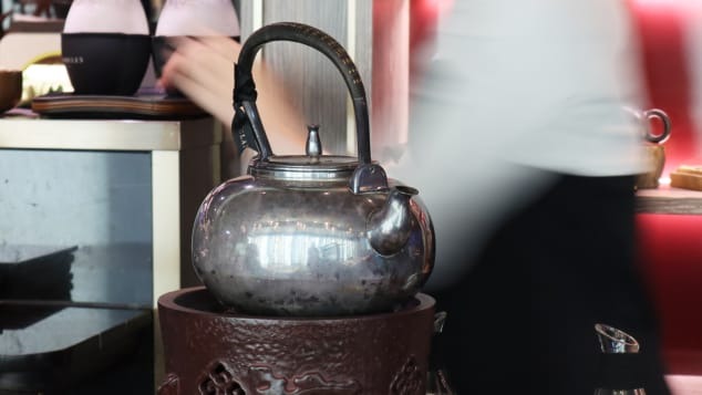 Đột nhập giới thượng lưu Trung Quốc: Một ly trà trị giá lên tới gần trăm triệu đồng, điều gì khiến các đại gia chịu chi đến vậy? - Ảnh 2. Đột nhập giới thượng lưu Trung Quốc: Một ly trà trị giá lên tới gần trăm triệu đồng, điều gì khiến các đại gia chịu chi đến vậy? - Ảnh 2.