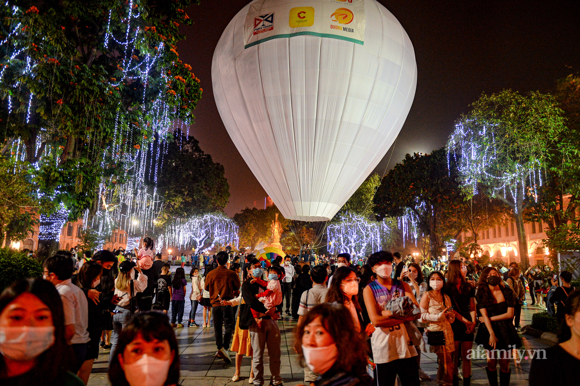 Hàng nghìn người đổ lên phố đi bộ ngày cuối tuần, nhiều người không ngờ được chiêm ngưỡng khinh khí cầu ngoài đời - Ảnh 1.