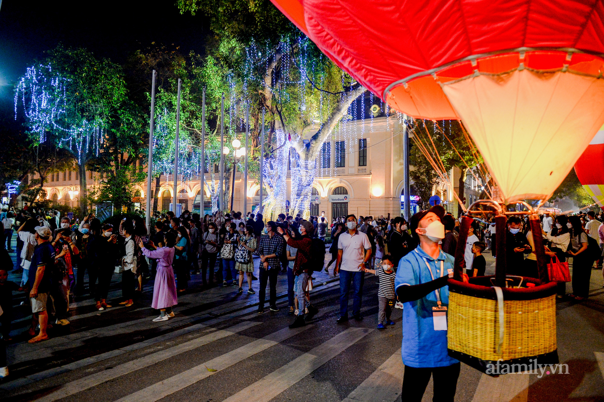 Hàng nghìn người đổ lên phố đi bộ ngày cuối tuần, nhiều người không ngờ được chiêm ngưỡng khinh khí cầu ngoài đời - Ảnh 2.