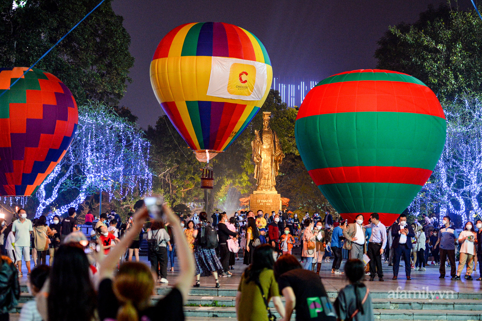 Hàng nghìn người đổ lên phố đi bộ ngày cuối tuần, nhiều người không ngờ được chiêm ngưỡng khinh khí cầu ngoài đời - Ảnh 5.