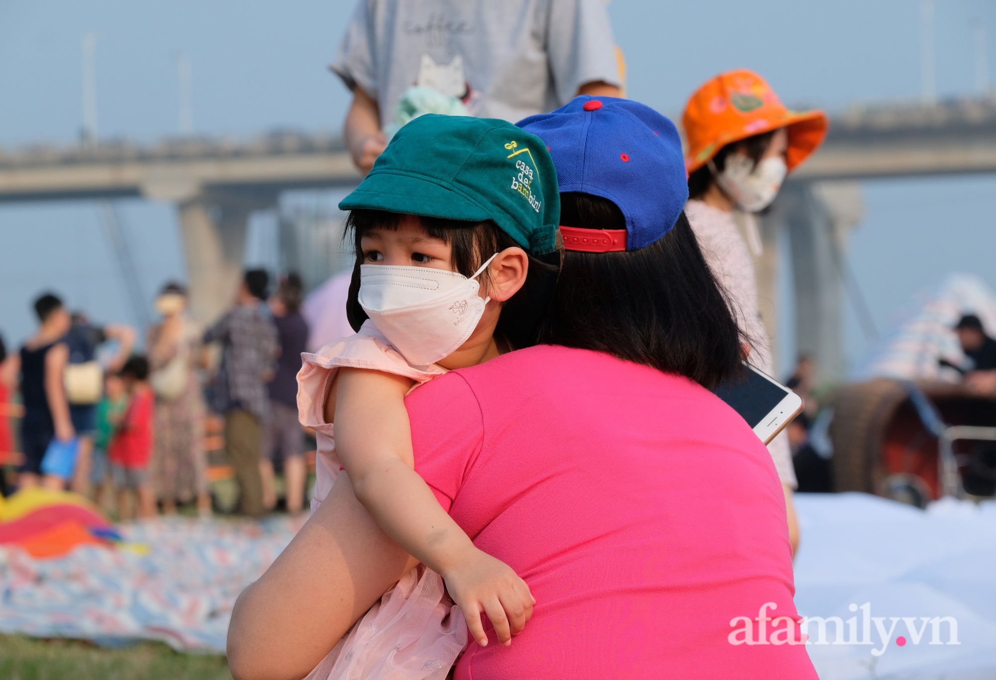 Bãi sông Hồng thất thủ khi hàng trăm người đội nắng tham gia lễ hội khinh khí cầu, trẻ con mệt nhoài theo chân cha mẹ - Ảnh 13.