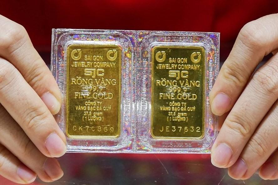 Cuối tuần, giá vàng tiếp đà tăng, quay lại mức cao 69,37 triệu đồng/ lượng - Ảnh 2.