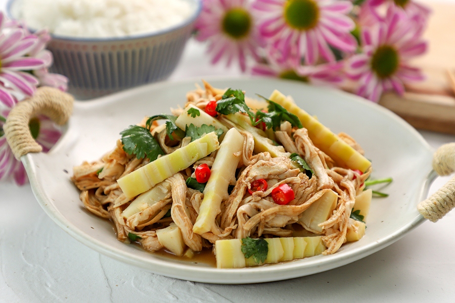 Măng x&agrave;o hay nấu canh th&igrave; ai cũng quen lắm rồi, nhưng l&agrave;m thế n&agrave;y gi&ograve;n ngon v&agrave; lạ miệng hơn hẳn! - Ảnh 9.