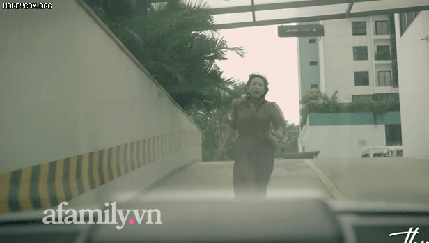 Thương ngày nắng về phần 2 tung trailer cực hot: Bà Nhung quỳ xuống van xin Trang, gặp tai nạn vì chạy theo con gái - Ảnh 3.