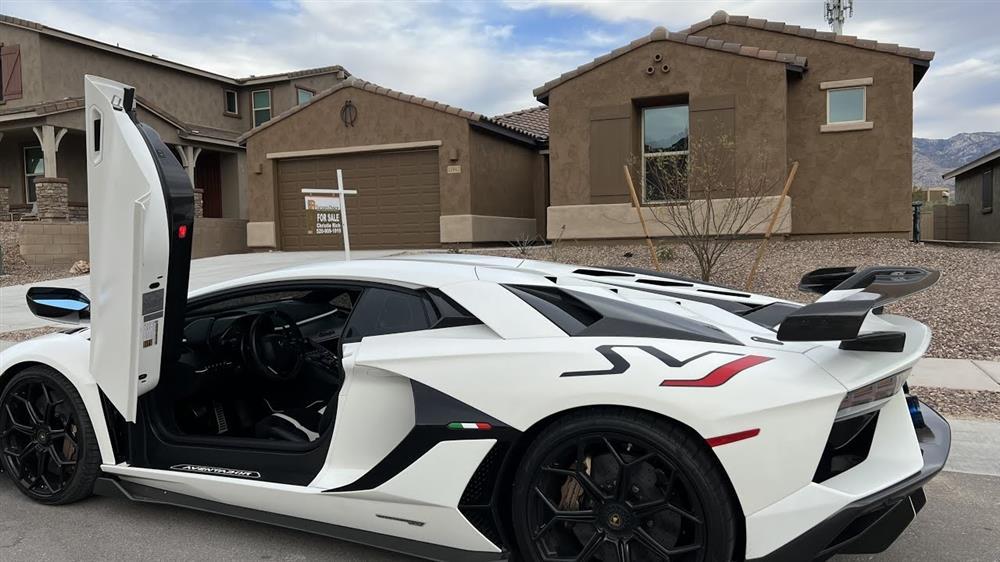 Bà cụ U80 cầm lái chiếc Lamborghini trị giá hơn 60 tỷ của con trai là đại gia Việt khét tiếng đất Mỹ - Ảnh 2. Bà cụ U80 cầm lái chiếc Lamborghini trị giá hơn 60 tỷ của con trai là đại gia Việt khét tiếng đất Mỹ - Ảnh 2.