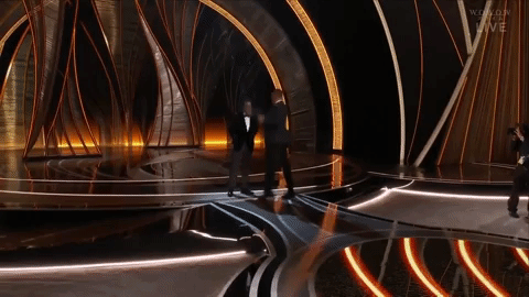 HOT: Will Smith chính thức xin lỗi Chris Rock sau cú đấm trời giáng tại Oscar - Ảnh 3.