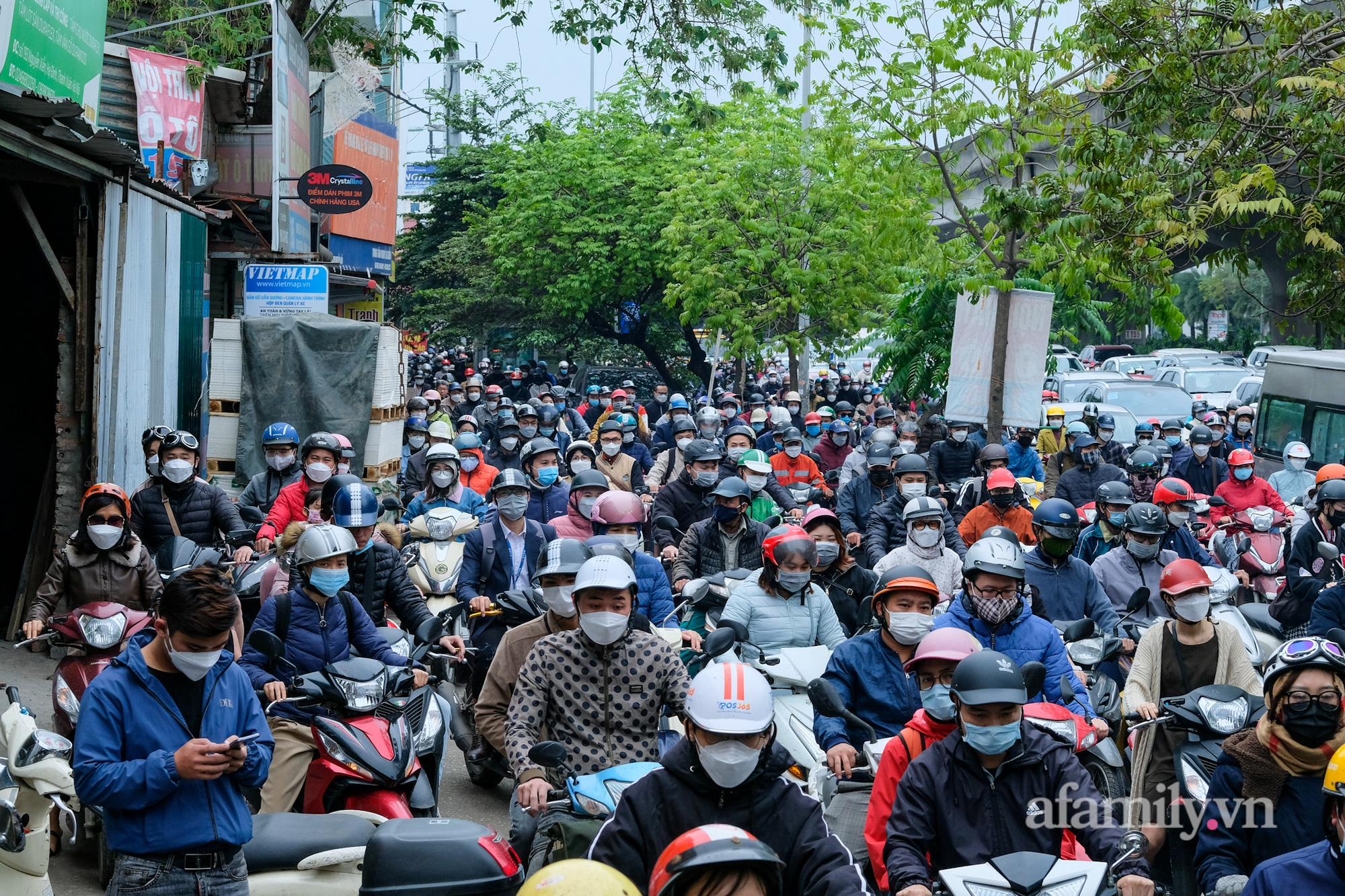 Ngày đầu tuần, &quot;đặc sản&quot; tắc đường quay lại Thủ đô, người dân phi lên vỉa hè để kịp giờ làm - Ảnh 1.